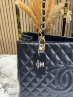Chanel Quilted CC Chain Tote Bag With Dust Bag (Black) – Luxury Designer Shoulder Handbag for Women. - Image 5