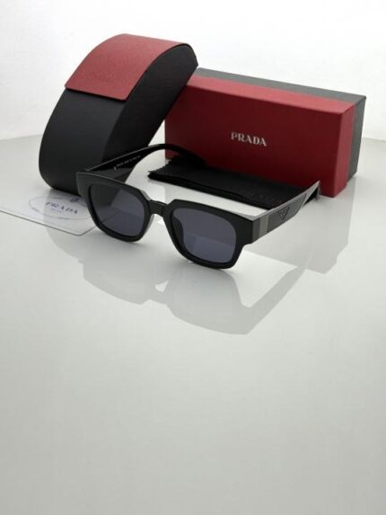 Lightweight black spectacles for daily wear