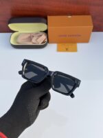 Black gradient tint aviator style eyewear