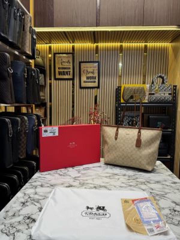 699ff9af678d85 Coach Tote Sling Bag (Apricot) – Premium Designer Handbag with Original Box & Dust Bag. - Image 1