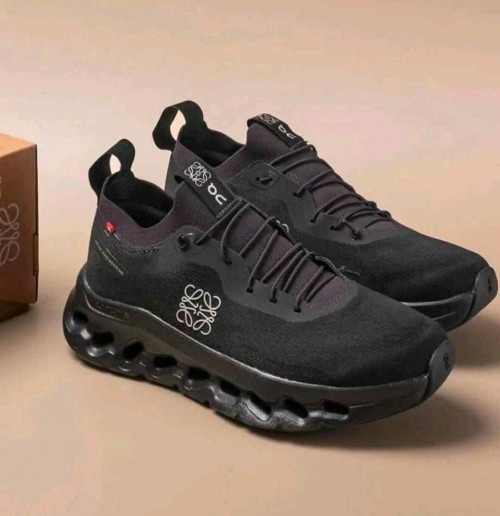 All black cloud cushion running sneakers side view (3) Cushioned midsole black training sneakers close view