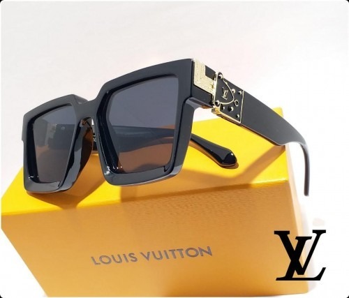 Black Gradient Lens Sunglasses with Gold Detail – Stylish Outdoor Eyewear (1) Gold frame with black gradient lens sunglasses