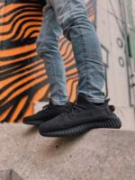 Modern black knit sports shoes flexible structure