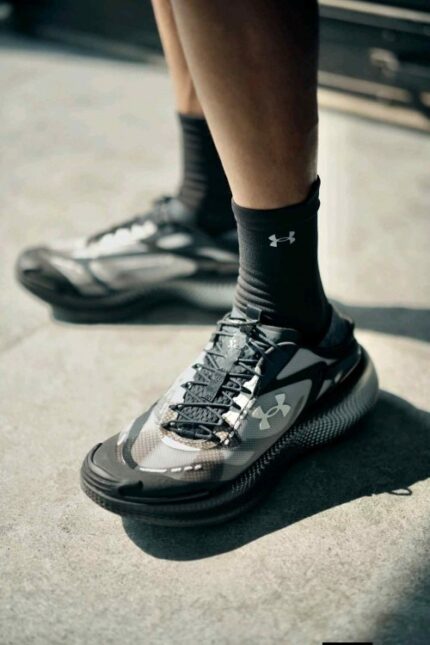 Flexible gym sneakers black white sporty design