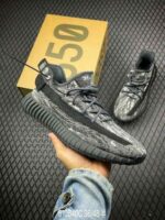 Lightweight cushioned streetwear running shoes grey tone