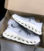 Lightweight athletic running shoes cloud style sole design