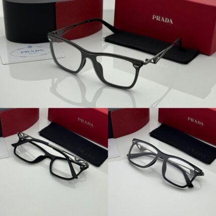 Sleek black spectacles for unisex style