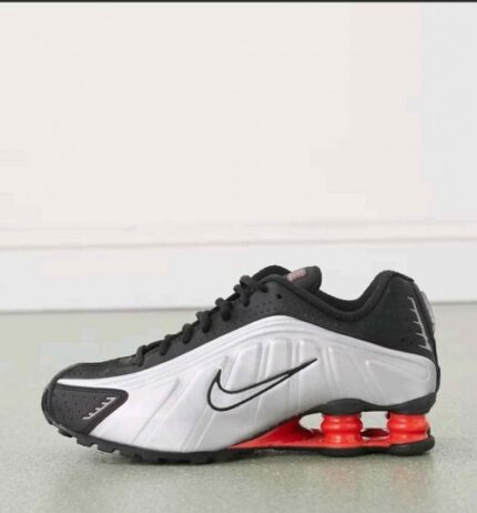 Nike Shox R4 Black Silver cushioned running shoes