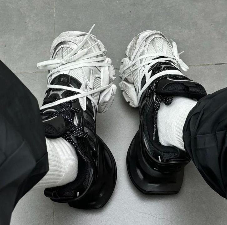 Adidas XLG Runner Deluxe in White Black - Image 5