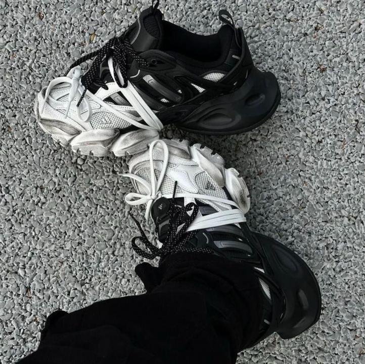 Adidas XLG Runner Deluxe in White Black - Image 3