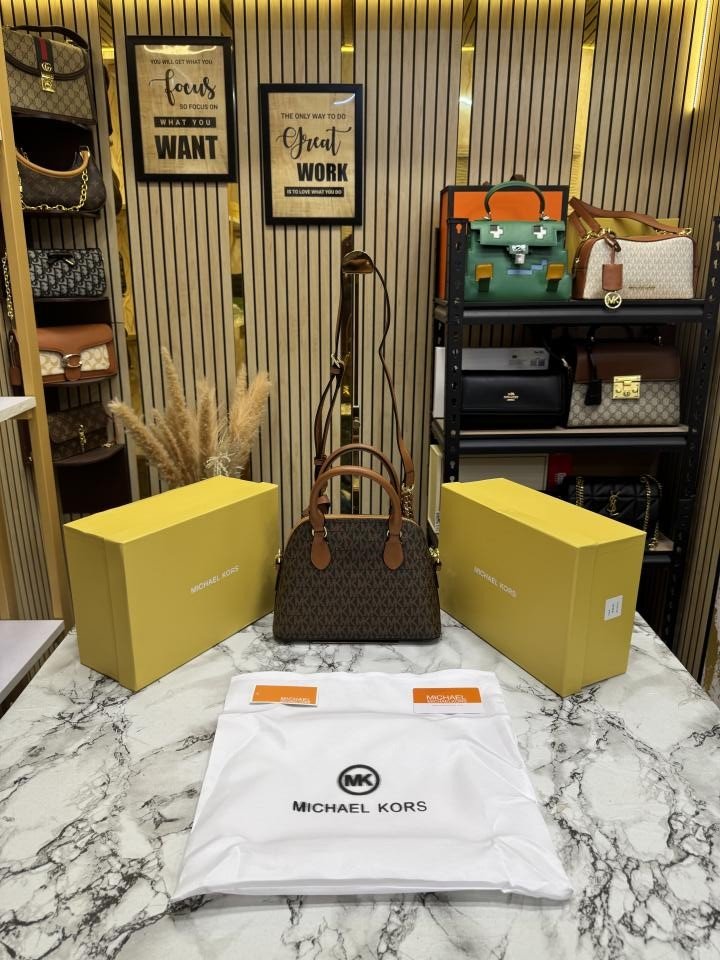 Michael Kors Michae L Korsveronica Medium Dome Logo Shoulder Bag With Box And Dust Bag - Image 2