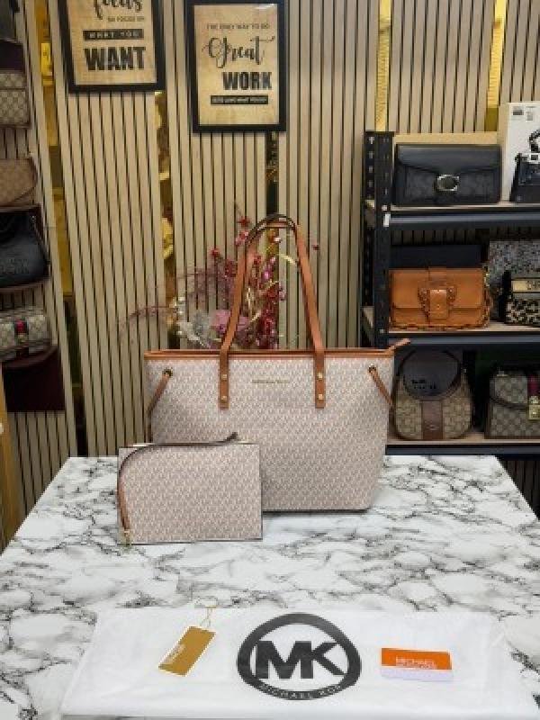Michael Kors Michael Kor S Jet Set Travel Tote With Wallet - Image 6