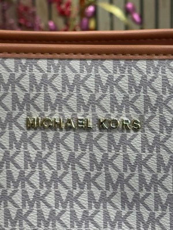 Michael Kors Michael Kor S Jet Set Travel Tote With Wallet - Image 5