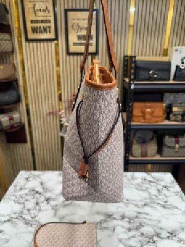 Michael Kors Michael Kor S Jet Set Travel Tote With Wallet - Image 4