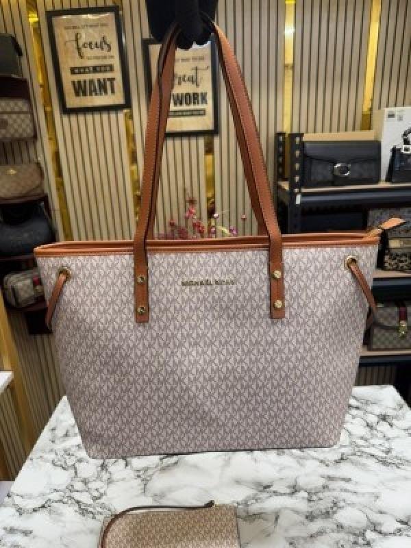 Michael Kors Michael Kor S Jet Set Travel Tote With Wallet - Image 3