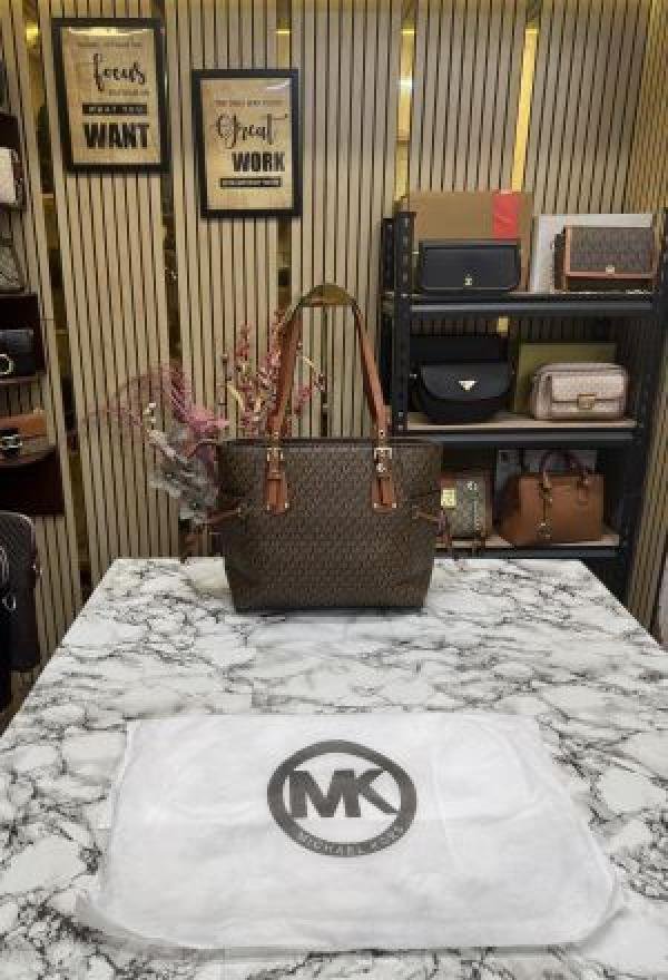 Michael Kors Michae L Kors Voyager Premium Quality Tote Bag With Dust Bag - Image 5