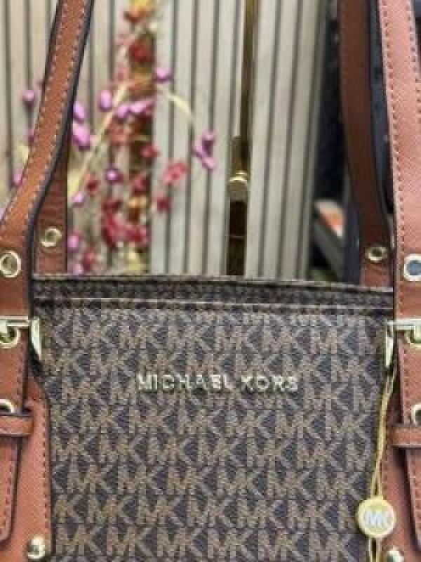 Michael Kors Michae L Kors Voyager Premium Quality Tote Bag With Dust Bag - Image 4