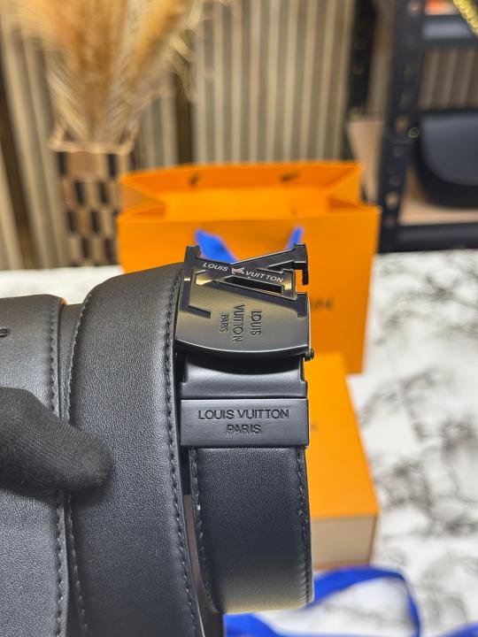 Louis Vuitton Black Leather Belt With Black LV Initials Buckle Includes Box And Carry Bag - Image 4