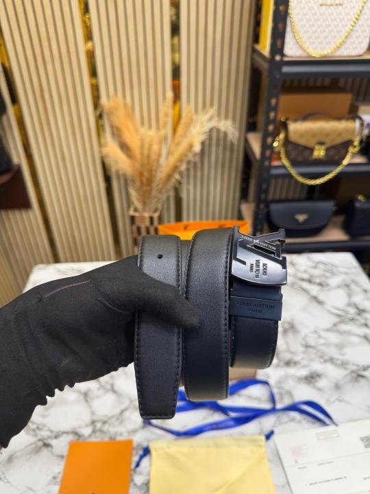 Louis Vuitton Black Leather Belt With Black LV Initials Buckle Includes Box And Carry Bag - Image 3