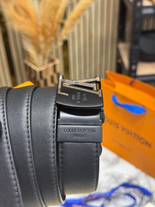Louis Vuitton Black Leather Belt With Silver LV Initiales Buckle Includes Box Dust Bag And Carry Bag - Image 6