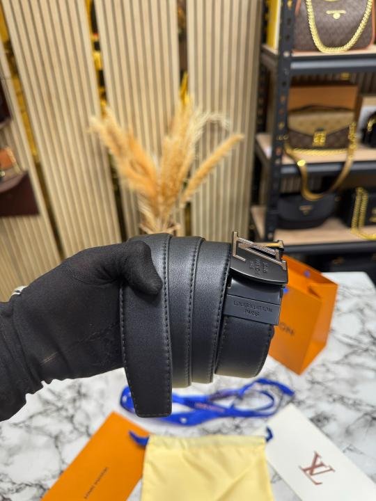 Louis Vuitton Black Leather Belt With Silver LV Initiales Buckle Includes Box Dust Bag And Carry Bag - Image 3