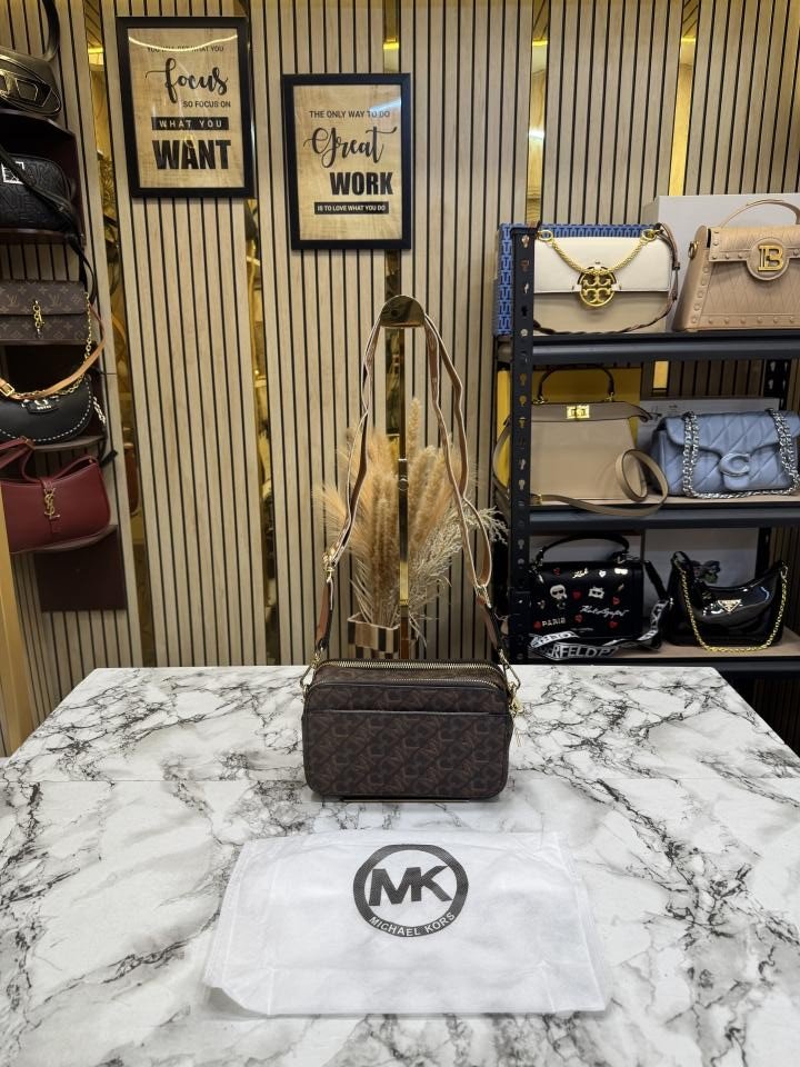 Michael Kors Jet Set Signature Empire Shoulder Bag With Dust Bag Price in India - Style 3 - Buy at Bootery - Image 4